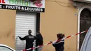 Polisi melakukan penyelidikan di sebuah toko daging halal yang diberondong peluru di Propriano, di pulau Corsica, Prancis, Rabu (3/2). Tembakan membuat kaca dan jendela toko milik warga muslim itu mengalami kerusakan. (PASCAL POCHARD-CASABIANCA/AFP)