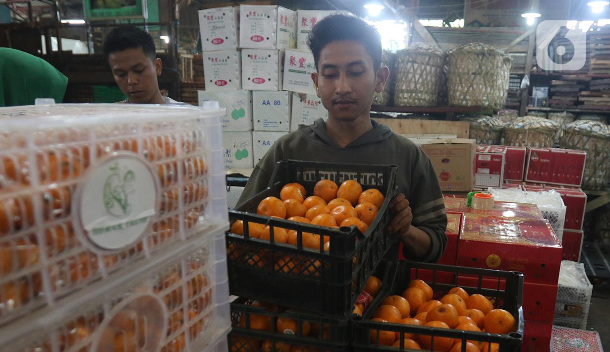Suasana aktivitas sentra buah di Pasar Induk Kramat Jati, Jakarta, Selasa (28/1/2020). Kementerian Pertanian memperketat pintu masuk untuk impor beberapa jenis makanan, termasuk buah-buahan melalui penerapan biosecurity untuk mencegah penyebaran Virus Corona. (Liputan6.com/Herman Zakharia)