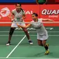 Pebulutangkis ganda putri Indonesia, Greysia Polii/Nitya mengembalikan bola ke arah Tian Qing/Zhao Yunlei (Tiongkok) di Total BWF World Championships 2015, Jakarta, Sabtu (15/8/2015). Greysia/Nitya kalah 8-21, 16-21. (Liputan6.com/Helmi Fithriansyah)