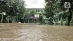 Kondisi banjir yang masih menggenangi gedung Madrasah Tsanawiyah (MTs) Nur Attaqwa, Pegangsaan Dua, Kelapa Gading, Jakarta Utara, Senin (24/2/2020). Banjir yang terjadi sejak Minggu (23/2) kemarin mengakibatkan kegiatan belajar di MTs itu terpaksa diliburkan sementara. (merdeka.com/Iqbal S Nugroho)