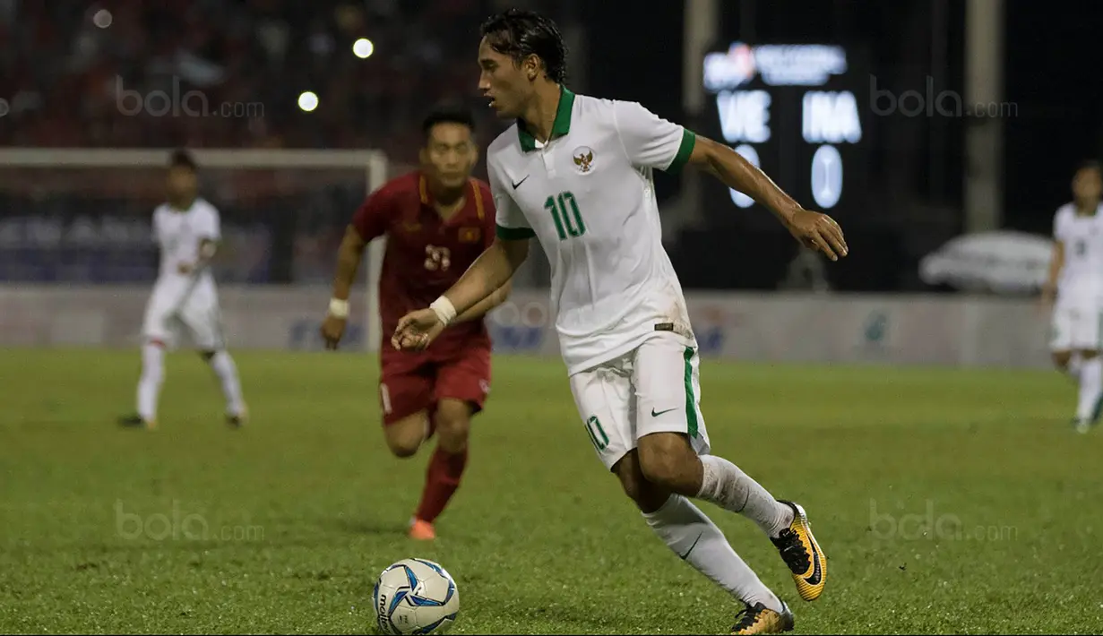 Striker Timnas Indonesia, Ezra Walian akan memiliki motivasi tinggi untuk mencdetak gol jika dimainkan pelatih melawan Kamboja pada laga terakhir Grup B cabang sepak bola SEA Games 2017.  (Bola.com/Vitalis Yogi Trisna)