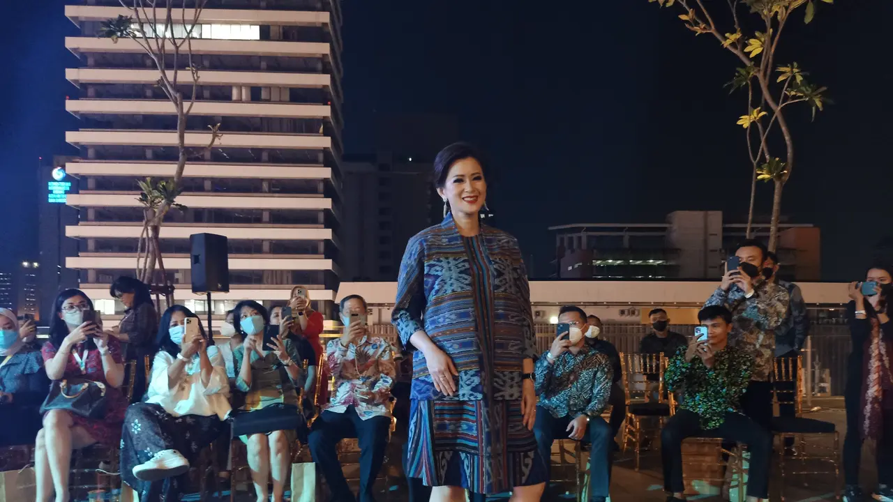 Show Perdana Oscar Lawalata Usai Berganti Nama Asha Smara Darra, Angkat Kelas Tenun Ikat