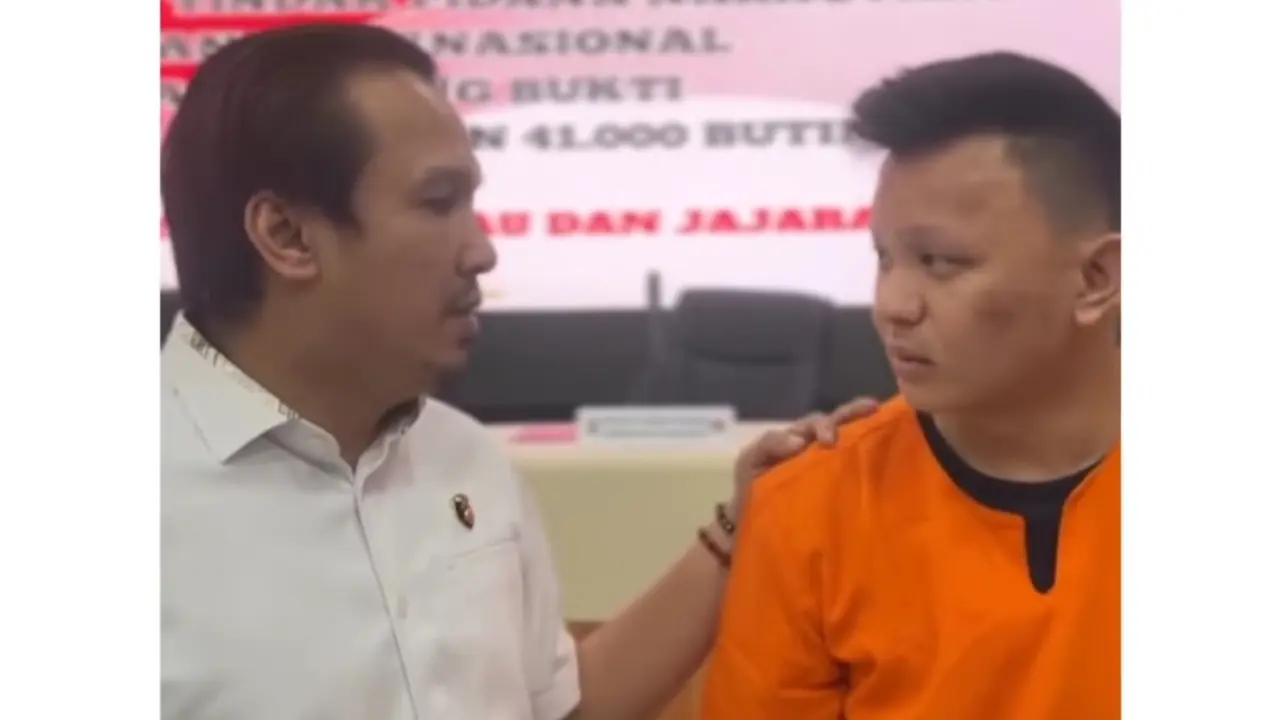Direktur Reserse Narkoba Polda Riau menginterogasi calon legislatif gagal yang banting stir jadi kurir 45 kilo sabu dan 30 ribu pil ekstasi.