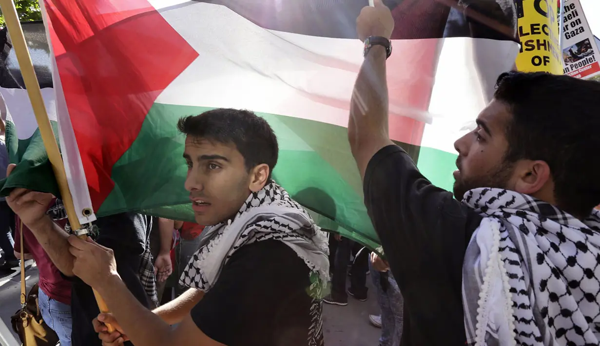 Massa pendukung Palestina berunjuk rasa di depan Konsulat Israel di Los Angeles, Kalifornia, (20/7/2014). (REUTERS/Jonathan Alcorn) 