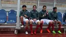 Ryuji Utomo, Gavin Kwan Adsit dan pemain timnas Indonesia U-23 saat berada di bangku cadangan pada laga persahabatan di Stadion Wibawa Mukti, Bekasi, Rabu (16/11/2017). Indonesia kalah 2-3. (Bola.com/Nicklas Hanoatubun)