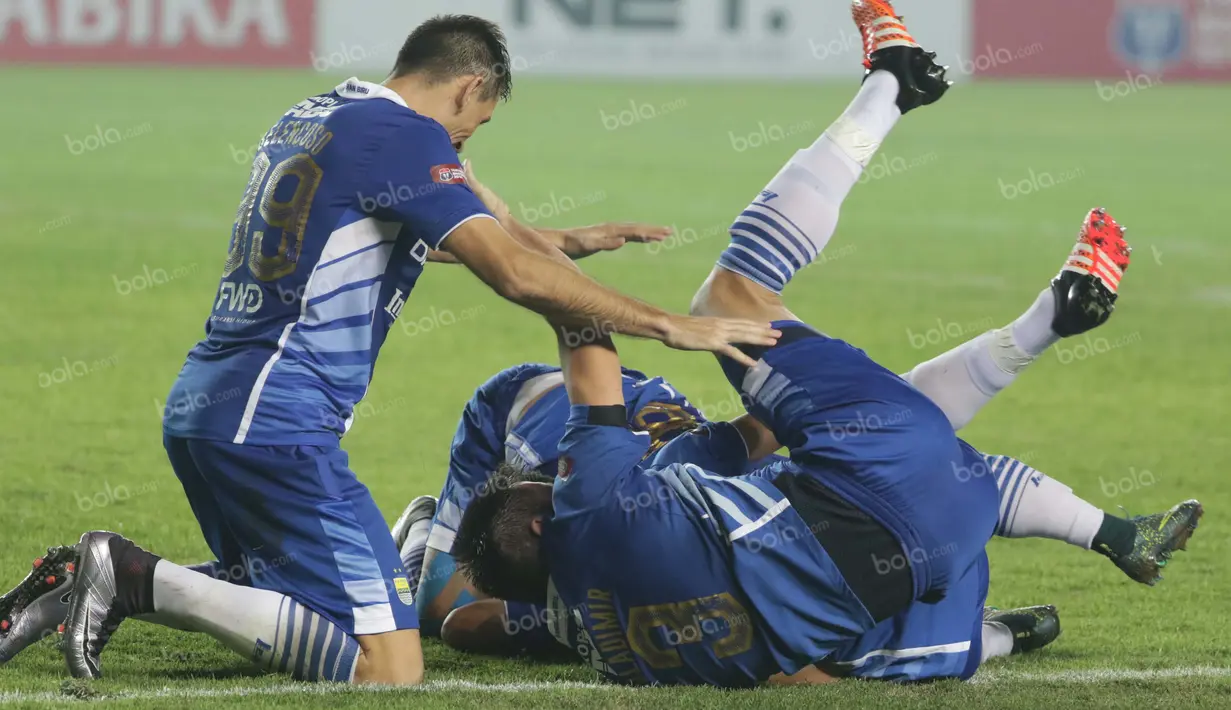 Para pemain Persib Bandung merayakan gol Tantan saat melawan Bali United pada laga semifinal Torabika Bhayangkara Cup 2016 di Stadion Si Jalak Harupat, Bandung, Rabu (30/3/2016). (Bola.com/NIcklas Hanoatubun)