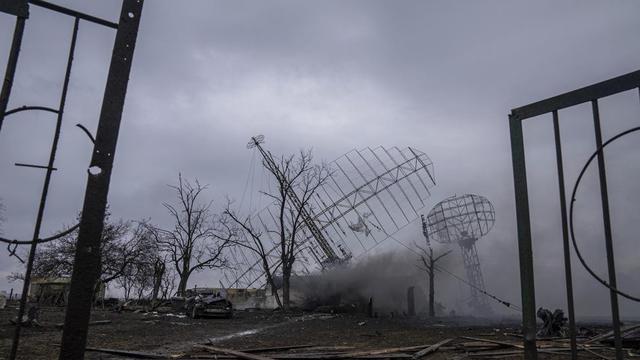 Asap mengepul dari pangkalan pertahanan udara setelah serangan Rusia di Mariupol, Ukraina, Kamis, 24 Februari 2022  akibat serangan Rusia. (AP/Evgeniy Maloletka)
