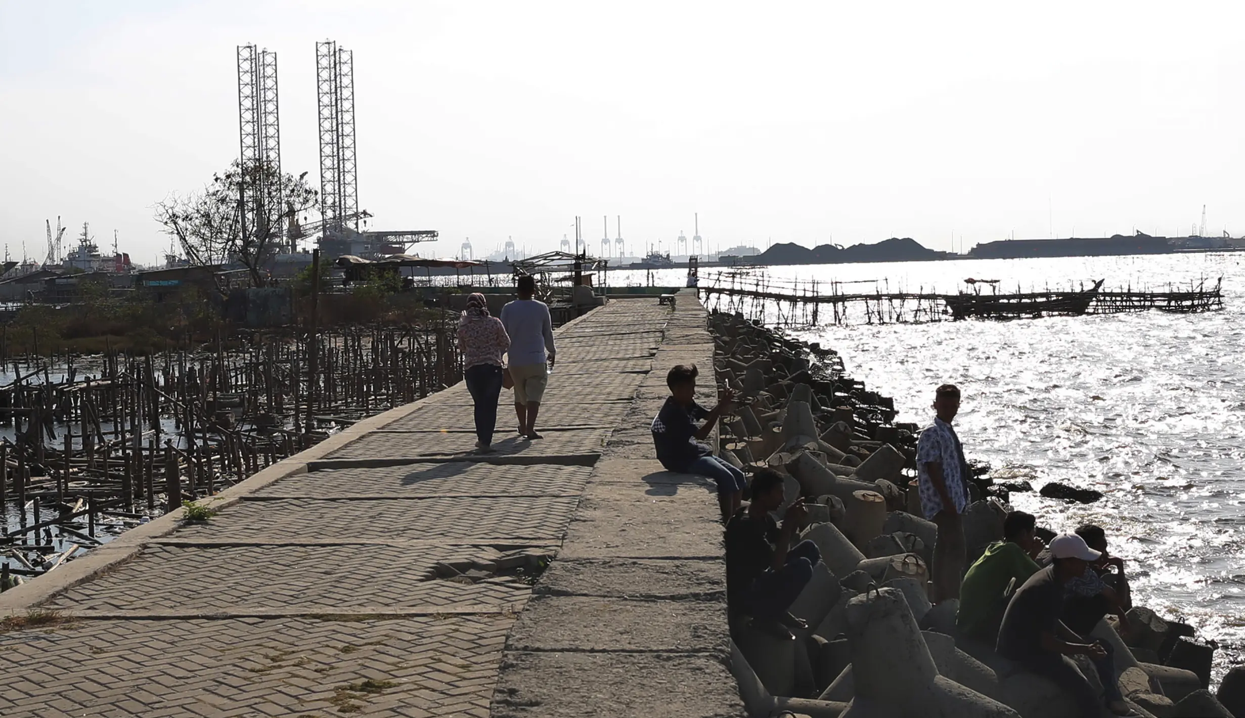FOTO: Menikmati Suasana Sore Hari di Pantai Marunda - Foto Liputan6.com