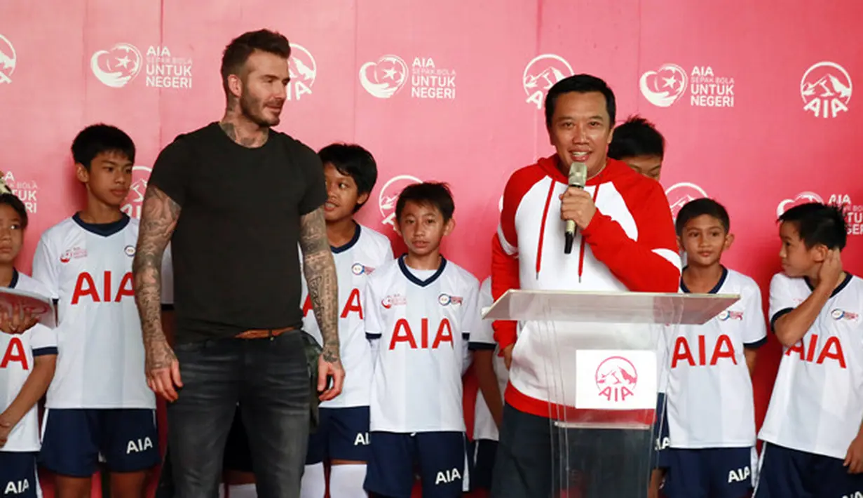 Menteri Pemuda dan Olahraga Imam Nahrawi bersama David Beckham diatas panggung. Saat menyapa legenda sepak bola dengan tawaran makan sate dan nasi goreng. (Deki Prayoga/Bintang.com)