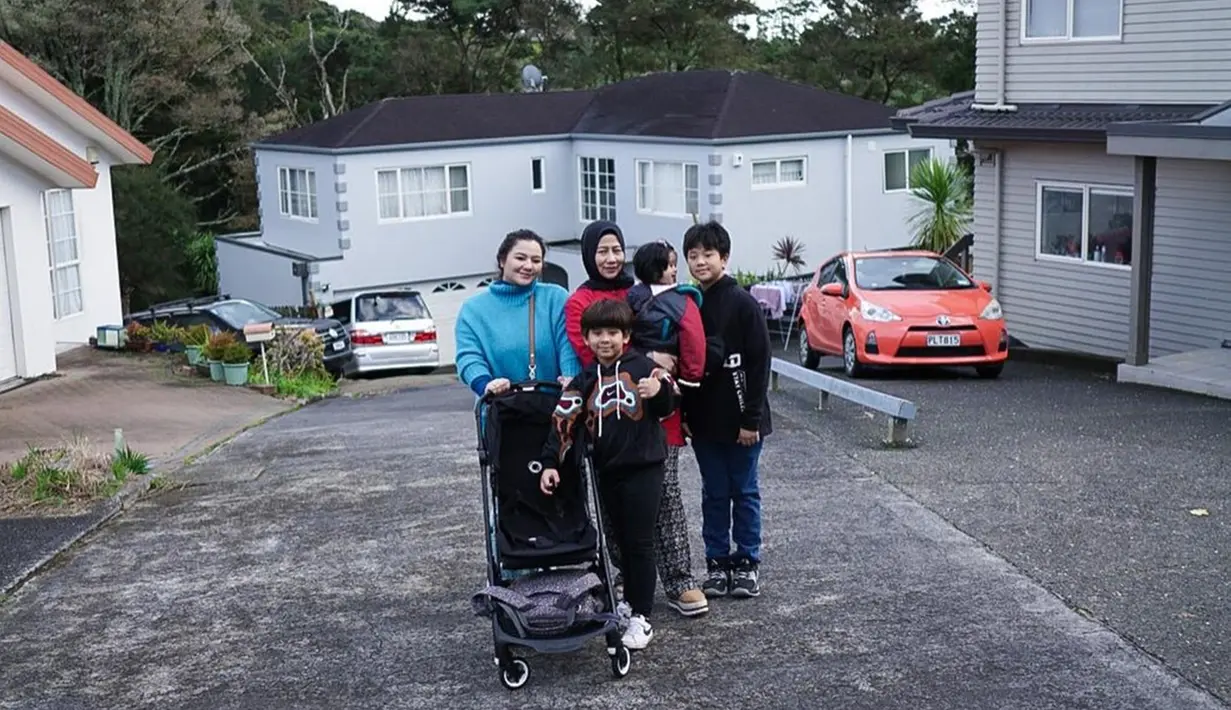 Sebagai ibu dua anak, Eriska pun sibuk momong buah hatinya selama liburan. Bersama sang ibunda, wanita berusia 29 tahun itu tampak jalan-jalan di kompleks perumahan setempat. Liburan kali ini pun terasa lebih berkesan, karena bisa mengajak anak keduanya yang baru lahir pada Juni 2022 lalu. (Liputan6.com/IG/@eriskarein)