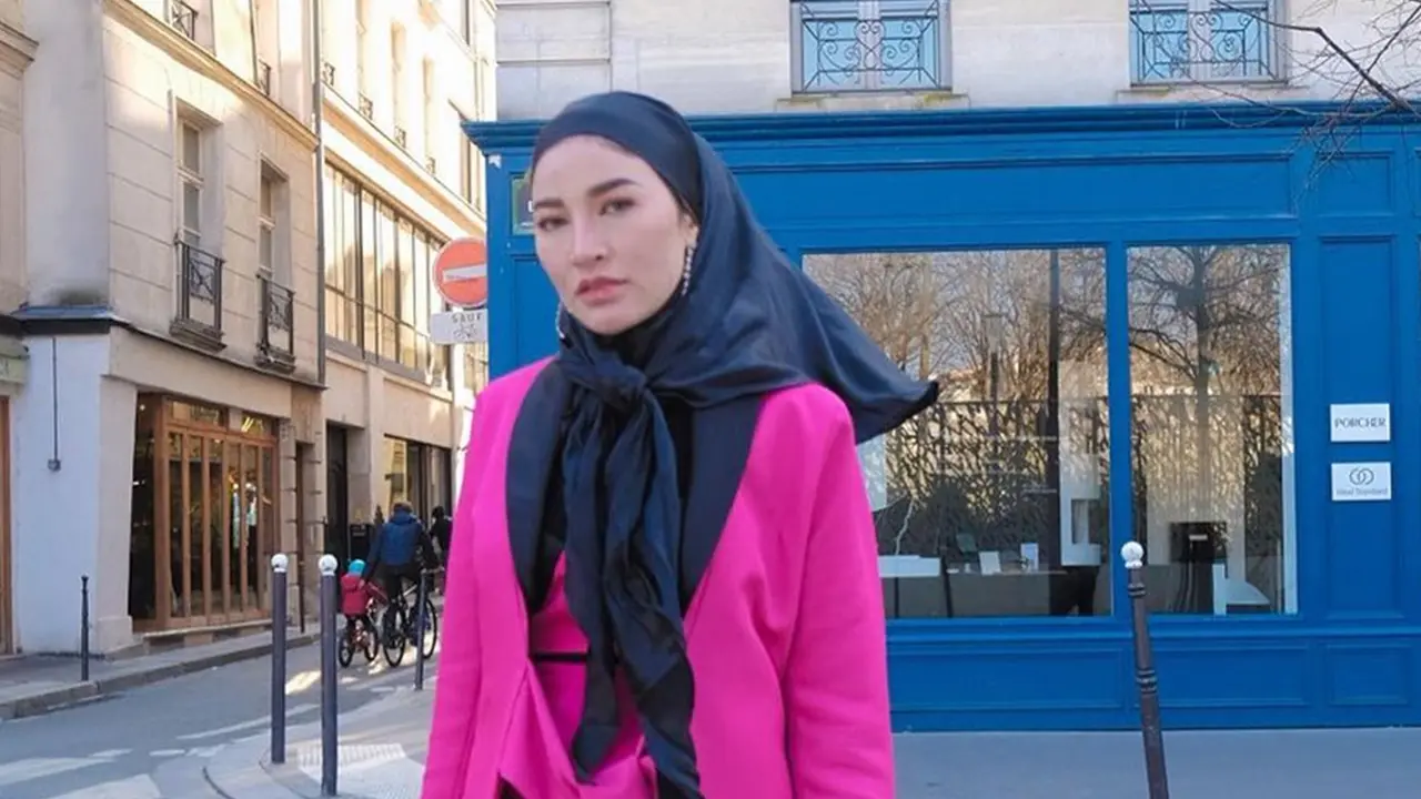 Gaya Shandy Purnamasari Pakai Outfit Merah Muda, Crazy Rich Malang