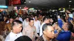 Presiden RI Joko Widodo (tengah baju putih) berjalan bersama Presiden Republik Filipina ‎Rodrigo Roa Duterte di Pasar Blok B Tanah Abang Jakarta, Jumat (9/9). Jokowi mengajak Duterte blusukan di Pasar Tanah Abang. (Liputan6.com/Helmi Fithriansyah)