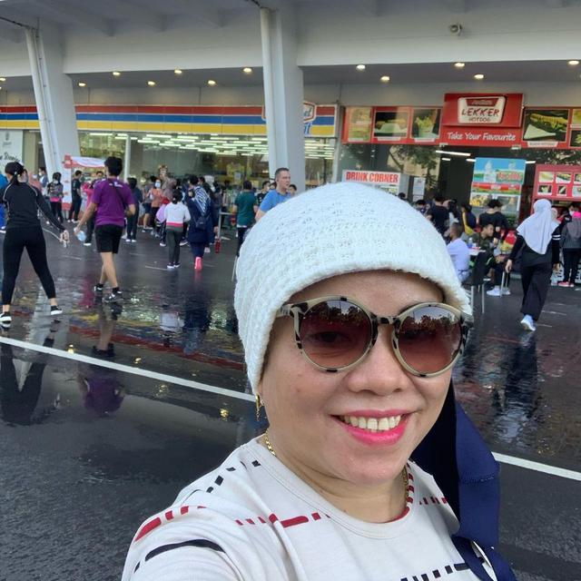 6 Gaya Dewi Zuhriati Oma Gala Tampil Kekinian Bak Anak Muda