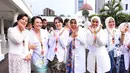 Arumia Bachsin lengkapi dresscode putihnya saat pelantikan dengan anting mutiara kecil [@arumibachsin_94]