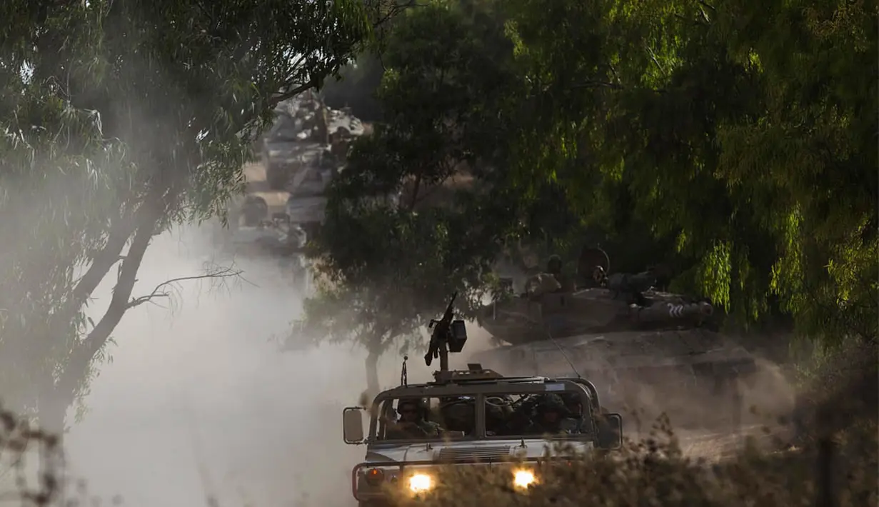  Kendaraan militer Israel tampak bersiaga di luar jalur Gaza utara. Israel mengintensifkan serangan darat dari sisi utara (REUTERS/Ronen Zvulun)