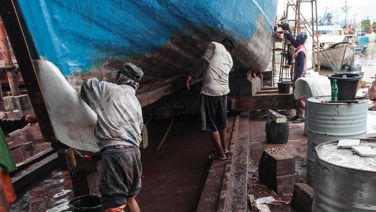 Mengintip Perbaikan Kapal Nelayan di Masa Pandemi COVID-19