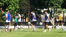 Pemain Timnas Indonesia U-17 saat sesi latihan di Lapangan A Senayan, Jakarta, Kamis (20/7/2023). Sebanyak 34 pemain mengikuti seleksi skuad Piala Dunia U-17 2023 di Indonesia. (Bola.com/M Iqbal Ichsan)