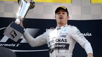 Nico Rosberg dengan trofi juara perdananya musim ini. (AFP/Tom Gandolfini)