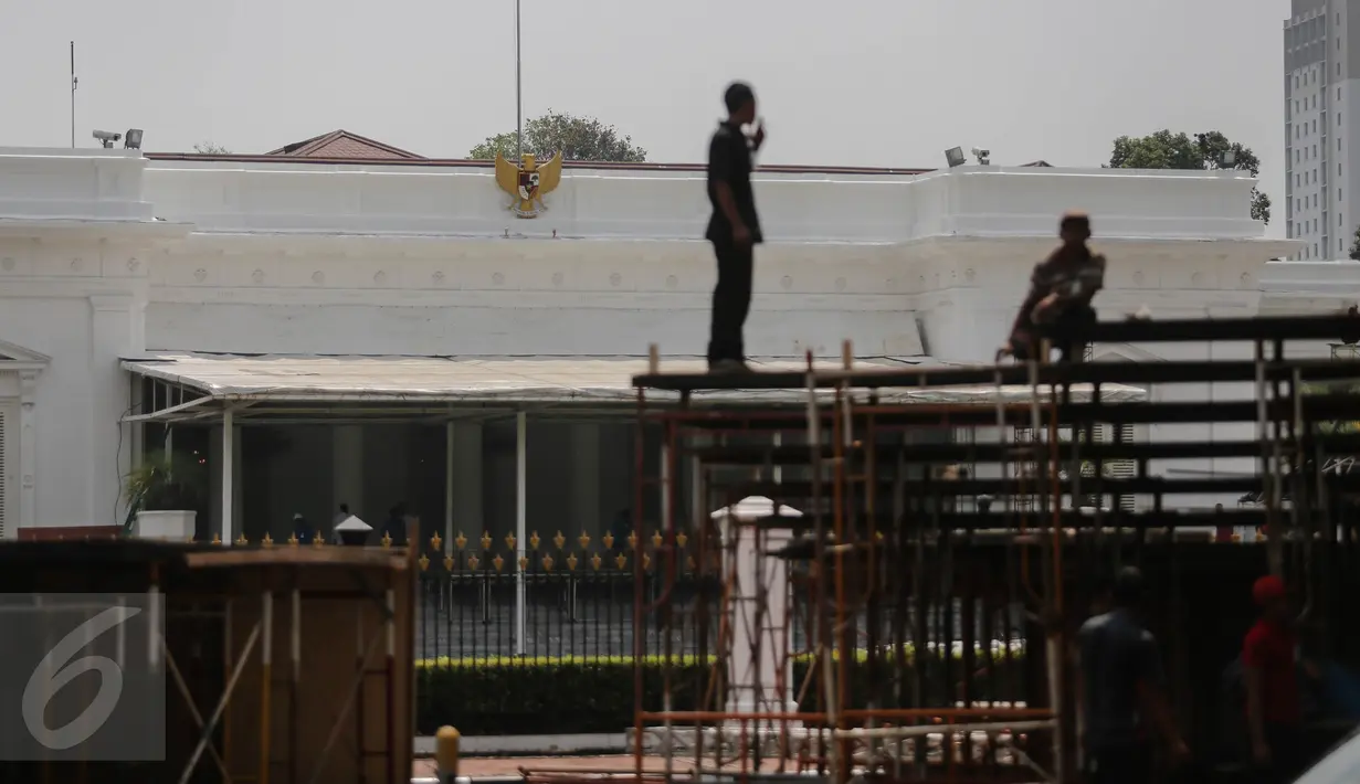 Pekerja menyelesaikan panggung untuk persiapan peringatan HUT Kemerdekaan RI ke-70 di halaman Istana Merdeka, Jakarta, Kamis (6/8). Persiapan terus dilakukan di kompleks Istana jelang perayaan hari kemerdekaan 17 Agustus 2015. (Liputan6.com/Faizal Fanani)