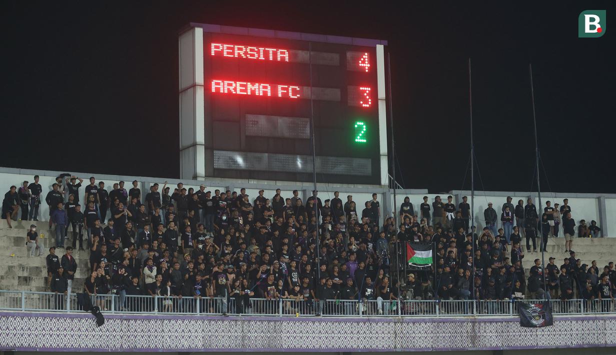 Suporter Persita Tangerang memberikan dukungan saat melawan Arema FC pada laga BRI Liga 1 di Stadion Indomilk Arena, Tangerang, Rabu (13/3/2024). (Bola.com/M. Iqbal Ichsan)