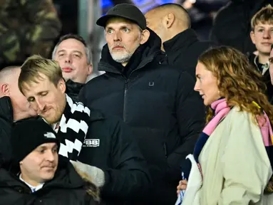 Pelatih Timnas Inggris, Thomas Tuchel terlihat menonton pertandingan Brighton melawan Arsenal pada laga lanjutan Liga Inggris 2024/2025 di American Express Community Stadium, Brighton, Inggris, Sabtu (04/01/2025). (AFP/Oli Scarff)