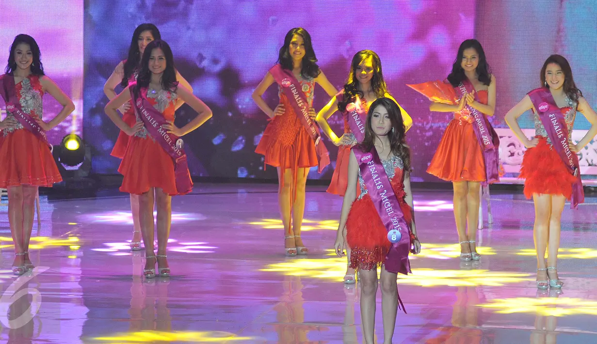 Finalis ajang Miss Celebrity Indonesia 2015, Yuliana Woza Savitri (depan) asal Bandung meraih gelar Miss Persahabatan pada malam grand final yang digelar di Studio 6 Emtek City, Jakarta, Jumat (23/10) malam. (Liputan6.com/Herman Zakharia)