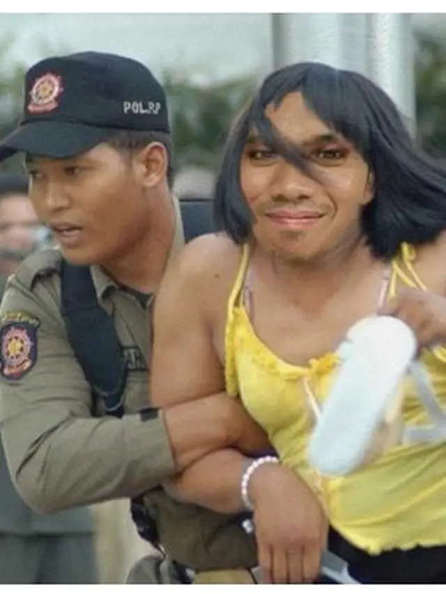 Editan Foto Selebtwit Bergaya Mirip Perempuan Ini Bikin Gelak Tawa