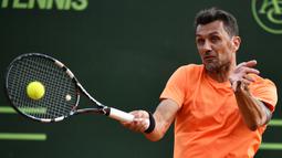 1. Paolo Maldini. Tak dipungkiri, merupakan bek terbaik AC Milan di generasinya. Pensiun di AC Milan pada 2009. Pada tahun 2017, bersama pasangan gandanya yang merangkap pelatih, Stefano Landonio berlaga dalam turnamen tenis ATP Challenger Tour di Aspria Tennis Club, Milan. (AFP/Marco Bertorello)