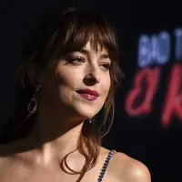 Aktris Dakota Johnson berpose saat menghadiri pemutaran perdana film terbarunya, Bad Times at the El Royale, di Hollywood (22/9). Film thriller ini  disutradarai oleh Drew Goddard. (AP Photo/Jordan Strauss)