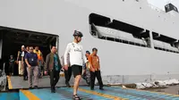 Gubernur Jawa Tengah, Ganjar Pranowo saat mengecek kapal KRI Makassar milik TNI AL di Pelabuhan Tanjung Emas, Kota Semarang. (Istimewa)