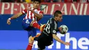 Bek kanan Chelsea, Cesar Azpilicueta (kanan), berusaha menahan laju penyerang Atl Madrid, Diego Costa, dalam laga pertama semifinal Liga Champions di stadion Vicente Calderon, Madrid, (23/4/2014). (REUTERS/Sergio Perez)