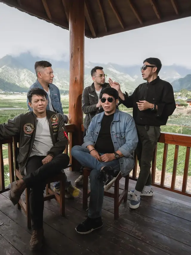 6 Gaya Fashion Ariel NOAH dan Parto Patrio saat Touring ke Lombok, Kompak Abis