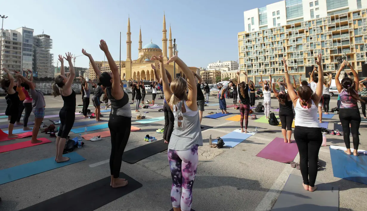 Warga Lebanon melakukan gerakan yoga selama acara "108 Sun Salutations" di ibukota Martir Beirut (22/10). (AFP Photo/Anwar Amro)