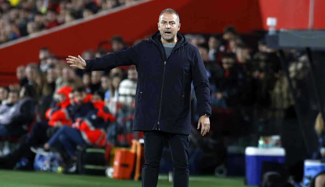 Pelatih Barcelona, Hansi Flick memberikan instruksi kepada timnya saat laga lanjutan Liga Spanyol 2024/2025 melawan Mallorca di Stadion Mallorca Son Moix, Mallorca, Spanyol, Rabu (04/12/2024) dini hari WIB. (AFP/Jaime Reina)