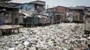 Kondisi sampah yang menumpuk di Kali Gendong, Penjaringan, Jakarta Utara, Kamis (16/3). Ceceran sampah plastik limbah rumah tangga terlihat menyerupai daratan menumpuk di sepanjang Kali Gendong. (Liputan6.com/Faizal Fanani)