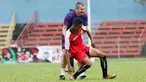 Legenda Manchester United, Denis Irwin (kanan) membantu pemain yang terjatuh pada acara United Way Coaching Clinic You C 1000 di Stadion Soemantri Brojonegoro, Jakarta, Sabtu (7/5/2016). (Bola.com/Nicklas Hanoatubun)