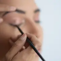 Ilustrasi sedang menggunakan produk waterproof. (Foto: Unsplash/Chalo Garcia)