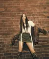 Giselle tampil mengenakan atasan putih Bayer Munchen dengan aksen tali ke bawah, dipadukak mini skirt cargo seharga Rp1,4 juta dari Crank. Penampilannya dilengkapi jaket cokelat dan sepatu boots motif Army dari Dolce Gabbana seharga Rp23 jutaan. Credit: Instagram (@aespa_official)