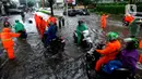 Sejumlah kendaraan melintasi trotoar untuk menghindari banjir di Jalan Kemang Raya, Jakarta Selatan, Kamis (3/11/2022). Hujan deras sekitar dua jam lebih menyebabkan Jalan Kemang Raya digenangi banjir sekitar 30 cm sehingga benyak kendaraan tidak dapat melintas. (merdeka.com/Arie Basuki)