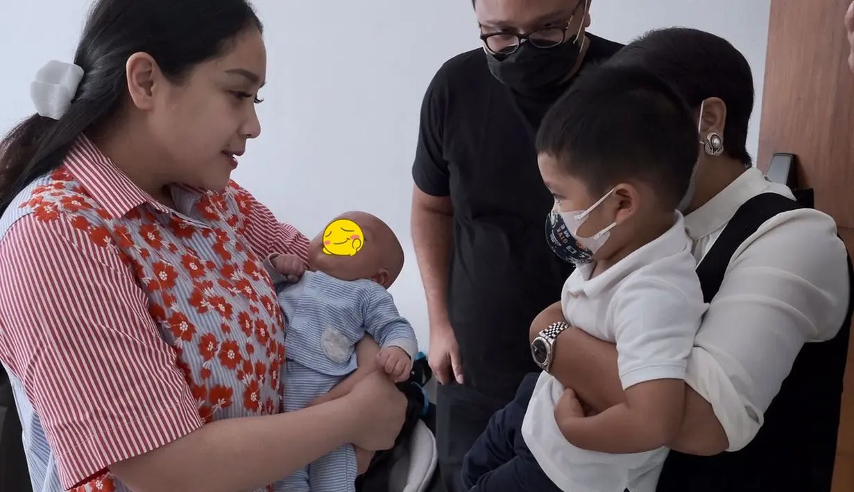 Menlu Retno Marsudi ajak cucunya jenguk baby Rayyanza. (Sumber: Instagram/retno_marsudi)