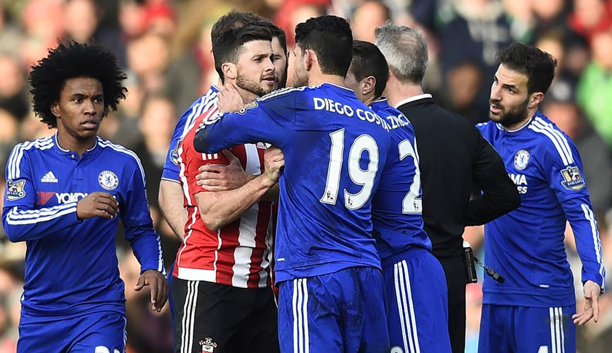 Striker Chelsea, Diego Costa, berdebat dengan pemain Southampton, Shane Long. Akibat kekalahan ini Southampton turun posisi ke peringkat tujuh klasemen Liga Premier Inggris. (Reuters/Dylan Martinez)