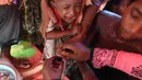 Seorang anak menangis saat diberi vaksin kolera di kamp pengungsi Thankhali di distrik Ukhia (10/10). Di tengah kekhawatiran wabah, PBB memberikan vaksinasi kolera untuk ampir satu juta orang Rohingya. (AFP Photo/Indranil Mukherjee)