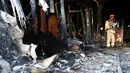 Petugas pemadam kebakaran memeriksa kondisi rumah sakit Sejong di Milyang, Korea Selatan, yang hangus terbakar,  Jumat (26/1). Api diduga dipicu oleh sebuah kecelakaan dan ruang gawat darurat di lantai satu rumah sakit. (Kim Dong-mi/Yonhap via AP)