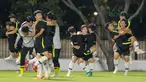 Para pemain Korea Selatan U-23 melakukan uji ketahanan saat sesi latihan di Lapangan ABC Senayan, Jakarta (20/6/2018). Indonesia akan melawan Korea pada laga uji coba 23 Juni 2018. (Bola.com/Nick Hanoatubun)