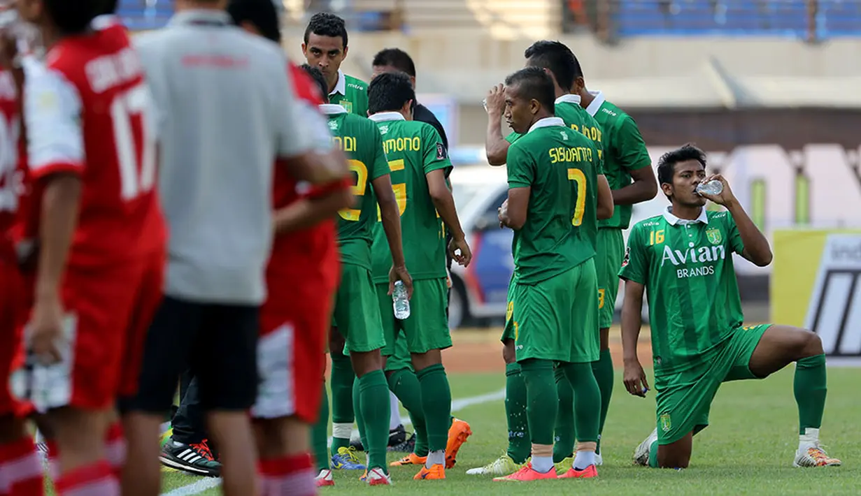 Sejumlah pemain Persebaya United melakukan water break saat laga Piala Presiden melawan Martapura FC di Stadion Si Jalak Harupat, Bandung, Rabu (2/9/2015). Pertandingan berakhir imbang 0-0.(Bola.com/Peksi Cahyo)