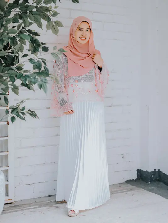Maxi skirt. Untuk mendapatkan gaya model yang feminim, kamu wajib punya maxi skirt nih. Padukan dengan beragam atasan seperti kemeja atau blouse ya. Maxi skirt ini juga mudah sekali dipadu padankan dengan alas kaki apa saja seperti sneakers, flat shoes, dan lain-lain. / copyright shutterstock