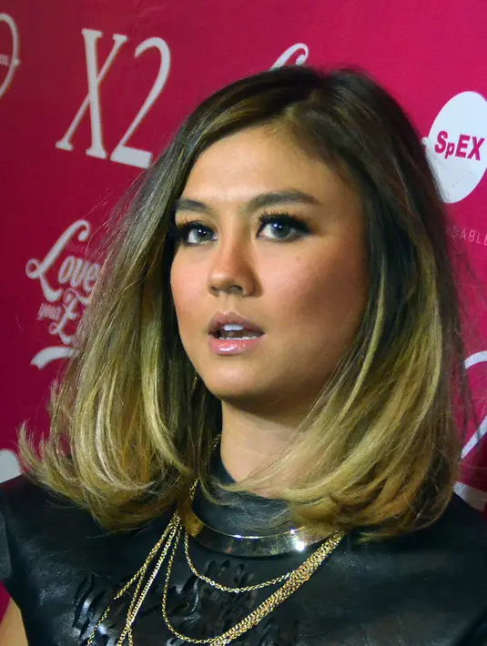 Artis cantik yang telah meniti karir di Amerika Serikat ini sengaja meluangkan waktunya sejenak untuk bertemu sapa dengan para penggemarnya. (Wimbarsana/Bintang.com)