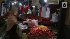 Pedagang tengah menata cabai merah di Pasar Senen, Jakarta, Rabu (26/2/2025). (Liputan.com/Angga Yuniar)