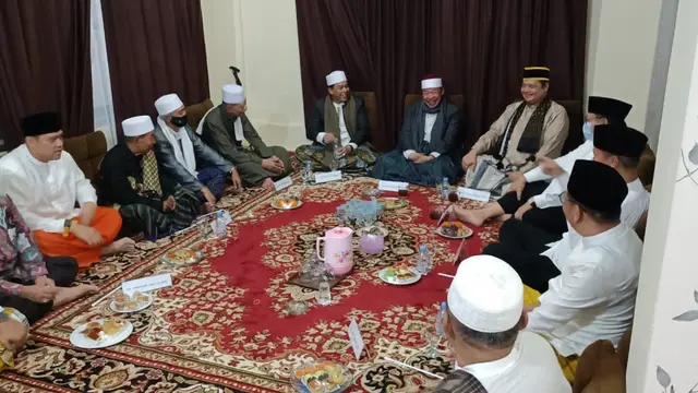 Cerita Menteri Airlangga Dorong Santri Buka Usaha Sandal Jepit