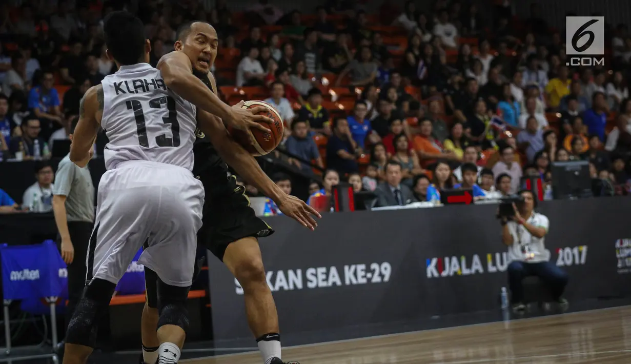 Pebasket putra Indonesia Wisnu Arki Dikania berebut bola dengan pebasket Thailand pada semifinal SEA Games 2017 di MABA Stadium, Kuala Lumpur, Jumat (25/8). Tim Basket Indonesia menang atas Thailand dengan skor 79-74. (Liputan6.com/Faizal Fanani)